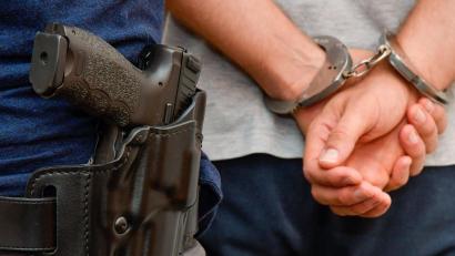Symbolbild: Petra Hartl
Ein 27-Jähriger ist in Furth im Wald festgenommen worden. Er griff einen 20-Jährigen mit einem Messer an.