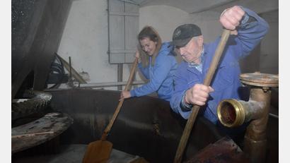 Archivbild: bey
Wer im Kommunbrauhaus Eslarn als Privatperson Bier brauen will – hier Georg Zierer senior und Bierkönig Sarah im Februar des vergangenen Jahres – muss ab sofort 300 Euro Kesselgeld bezahlen.
