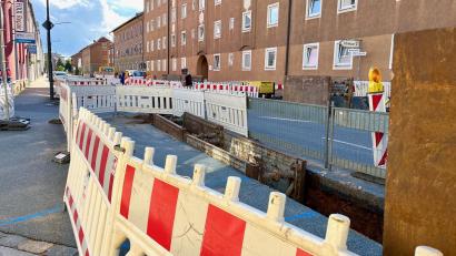 Bild: Gabi Schönberger
Die Baustelle in der Prinz-Ludwig-Straße bleibt noch einige Zeit.