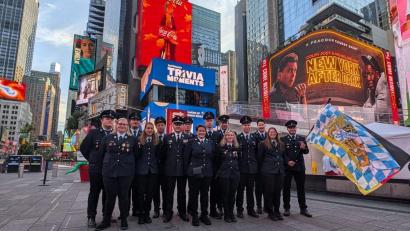 Bild: Josef Graml
Die gesamte Gruppe der FF Ursensollen vor der Steuben Parade am Times Square in Uniform. Von links: Fabian Preißler, Saskia Landgraf, Simon Ebert, Anna Spindler, Michael Schaller, Alexander Graf, Franz Brunner, Angelika Graf, Sven Hauer, Josef Graml, Stefanie Michel, Maximilian Landgraf, Theresa Gehr, Christina Götz, Stefan Götz.