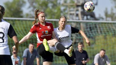 Archivbild: Hubert Ziegler
Lena Kattner (rechts) vom TSV Theuern und Selina Zieringer (links) vom FC Ruderting im Kampf um den Ball. Beim letzten Duell der beiden Teams im Mai musste sich Theuern 0:1 geschlagen geben.