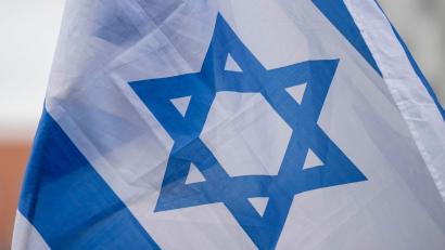 Symbolbild: Hendrik Schmidt/dpa
Eine Flagge von Israel weht auf einer Solidaritätskundgebung nach dem Großangriff von Hamas auf Israel.