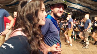 Bild: jua
Das neue Ober-Kirwapaar Enya und Sven beim letzten Einmarsch ins Bierzelt.