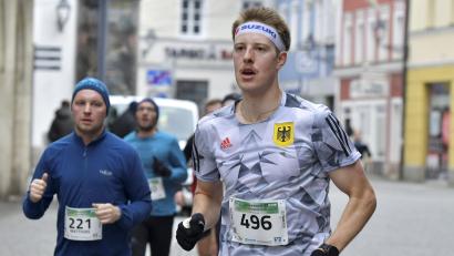 Archivbild: Hubert Ziegler
Sieger bei den Herren wurde beim vergangen Amberger Silvesterlauf Simon Henseleit (rechts) vom Tri Team Schongau. Bald kann man sich für den diesjährigen Lauf anmelden.