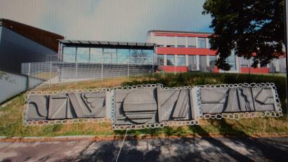 Bildmontage: Architekturbüro Konrad Kraus/exb
Am Hang unterhalb der Mensa der Grund- und Mittelschule soll das Relief des Nabburger Künstlers Paul Schinner seinen neuen Standort finden.