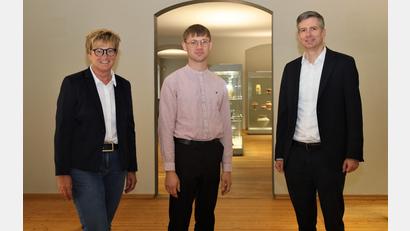 Bild: Stadt Weiden i. d. OPf.
Der neue Leiter des Internationalen Keramik-Museums Johannes Listewnik (Mitte) zusammen mit Kulturamtsleiterin Sabine Guhl (links) und Andreas Holz.