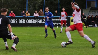 Bild: war
Das war der Siegtreffer für die SpVgg Vohenstrauß: Volker Lorenz umkurvte den Etzenrichter Torwart Dominik Pautsch und erzielte das 1:0.