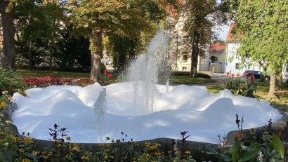 Bild: Polizeiinspektion Amberg
Am Sonntag schäumte der Brunnen am Maxplatz in Amberg.