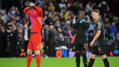 Bild: Peter Kneffel/dpa
Manuel Neuer (links) würde sich nach dem Spiel nur noch verstecken. Joshua Kimmich (rechts) und Alphonso Davies können die Niederlage bei Aston Villa nicht fassen.