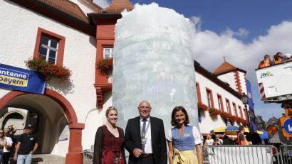 Bild: Antenne Bayern
Ein großer Masskrug aus Eis steht in Marktredwitz. Über den Rekord freuen sich mit Bürgermeister Oliver Weigel, Bierkönigin Linnea Klee (links) und Marion Schieder, die "Heimatministerin" von Antenne Bayern (rechts).