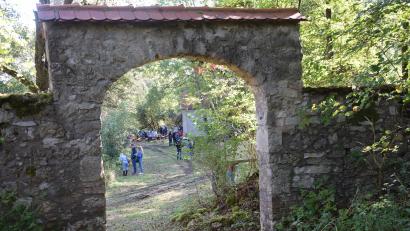 Bild: bö
Der Eingang zum Friedhof im Dorf ist erhalten geblieben. Kurze Zeit vor der Ablösung wurde er noch saniert, dann mussten die Menschen ihr Dorf verlassen. Die Toten im Friedhof aber sind geblieben.