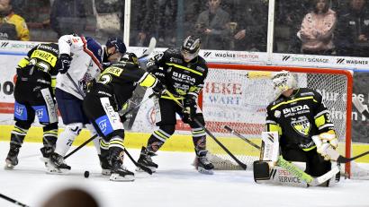 Archivbild: Hubert Ziegler
Der ERSC Amberg schließt am Freitagabend seine Testspielreihe ab. Es gastiert der ERV Schweinfurt. Das Bild zeigt eine Szene aus dem 2:1-Testspielsieg gegen die Schönheider Wölfe.