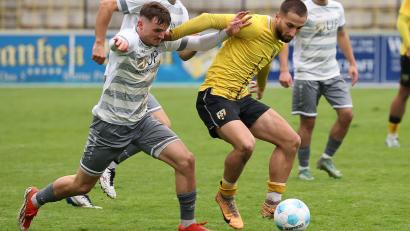Bild: PixMa
Der Weidener Patrik Vacek versucht seinem Hofer Gegenspieler den Ball abzujagen. Die SpVgg SV Weiden verlor bei der SpVgg Bayern Hof mit 0:1 - es ist die dritte Niederlage in Folge für den Aufsteiger.