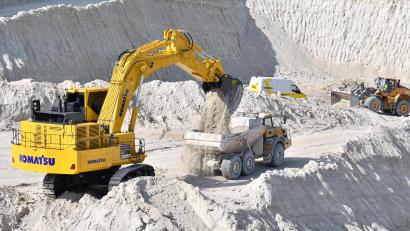 Bild: Petra Hartl
Der neue Bagger der Amberger Kaolinwerke, der Komatsu PC 2000-11E0, soll die Roherdeförderung noch effizienter gestalten.