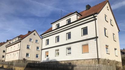 Bild: wro
Diese Anwesen in der Marienstraße sind Eigentum der Marktgemeinde Fuchsmühl. Die geplante Sanierung (begonnen wird mit dem rechten Anwesen) kostet deutlich mehr als noch vor einigen Jahren kalkuliert wurde.