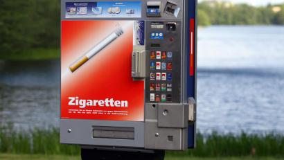 Symbolbild: Jens Büttner
Auf einen Zigarettenautomaten hatten es zwei Personen in Arzberg abgesehen. Mit einem Winkelschleifer wollten sie an die Waren gelangen.