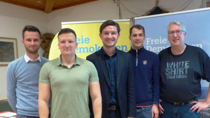 Bild: jp
Der FDP im Bundestagswahlkreis Amberg, Amberg-Sulzbach und Neumarkt nominiert ihren Kandidaten (von links): Stefan Edenharder vom FDP-Landesverband, Vorsitzender Sascha Renner vom FDP-Kreisverband Neumarkt, der Bundestagsabgeordnete Nils Gründer aus Neumarkt sowie Fabian Bischof und Jens Rohn vom FDP-Kreisverband Amberg-Sulzbach.