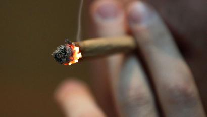 Symbolbild: Oliver Berg/dpa
Eine Art Nebenprodukt der Forschungsarbeit der Firma Bio-Variance in Tirschenreuth sind Test-Kits, mit denen sich etwa feststellen lässt, wie groß das Risiko eines Cannabiskonsumenten ist, psychisch zu erkranken.