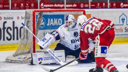 Bild: Tobias Neubert
Diesen Schuss des Regensburgers Yuma Grimm parierte Marco Wölfl, der Goalie der Blue Devils Weiden.