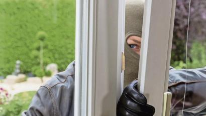 Symbolbild: Erwin Wodicka
Eine gestellte Szene: Durch ein gekipptes Fenster dringt ein Einbrecher in ein Haus ein.