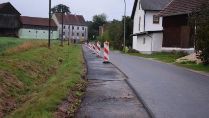 Bild: bnr
In Oberndorf wurde die neue Wasserleitung am Rande der Gemeindeverbindungsstraße nach Schmalhof verlegt.