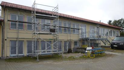 Bild: bk
Die Erneuerung der Fassade am Thansüßer Dorfgemeinschaftshaus steht vor dem Abschluss. Nach den Malerarbeiten werden über den neu geschaffenen Notausgängen zwei Glasvordächer installiert.