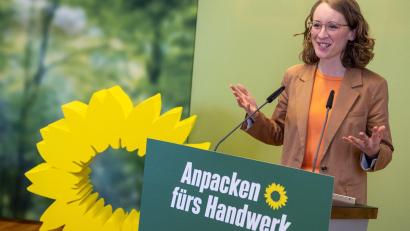 Bild: Peter Kneffel/dpa/Archivbild
Eva Lettenbauer (Grüne) spricht.