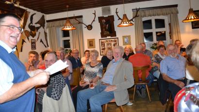 Bild: gi
Sehr viel zu lachen gibt es beim Mundartabend des Heimatkundlichen Arbeitskreises im Gasthaus zum Goldenen Hirschen in Tröbes – hier mit Max Frischholz.