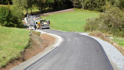 Bild: bkr
Derzeit werden noch Restarbeiten auf der Strecke zwischen Bingarten und der B22 erledigt. Das Bild zeigt die Straße in Fahrtrichtung Bingarten.