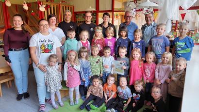 Bild: bsc
Über 1500 Euro, übergeben von Brauereibesitzer Karlheinz Mohr (hinten, Zweiter von rechts), freute man sich dieser Tage im Kinderhaus Friedenfels. Mit dabei waren Leiterin Nicole Lippert (Dritte von links) und Bürgermeister Oskar Schuster (hinten, rechts).