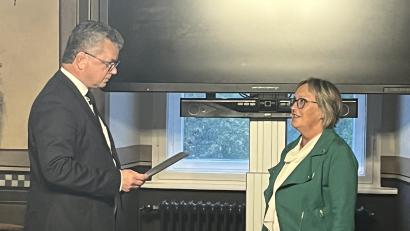 Bild: sns
Bürgermeister Martin Birner vereidigt die neue Stadträtin Anna Roßkopf.