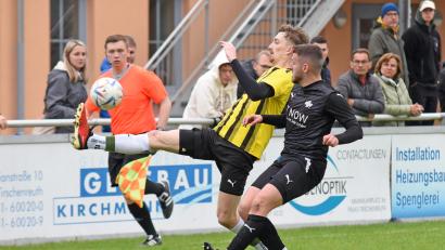 Bild: Gebert
Nico Stark (gelbes Trikot), der Torjäger des FC Tirschenreuth, ist wegen der Beleidigung eines Gegenspielers für fünf Spiele gesperrt worden.