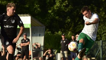 Bild: mhs
Manuel Zühlke (rechts) soll den TSV Stulln auch zum Derbysieg gegen den TV Nabburg schießen.