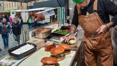 Bild: Stephan Huber
Guiseppe Messina bietet in seinem Foodtruck auf dem Amberger Bauernmarkt frische Burger an, um für Regionalität und Bio-Lebensmittel zu sensibilisieren.