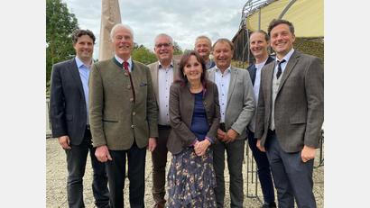 Bild: Völkl
Zweite Bürgermeisterin Johanna Mertins – im Bild mit den Söhnen Philip (links), Peter und Volker (von rechts) – feierte 75. Geburtstag. Zu den Gratulanten zählten Bürgermeister Richard Tischler (Dritter von links), Dritter Bürgermeister Norbert Auer (Sechster von links), Altbürgermeister Arnold Kimmerl (Zweiter von links) und für den Lions Club Oberpfälzer Wald Walter Brey (Fünfter von links) .