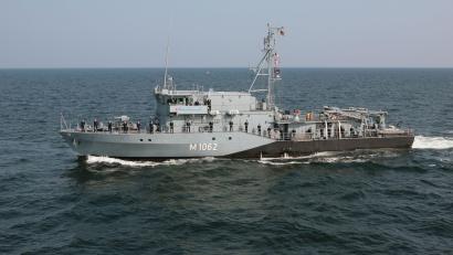 Archivbild: Björn Wilke/Bundeswehr
Seit 1996 ist das Minenjagdboot "Sulzbach-Rosenberg" auf den Weltmeeren – aber hauptsächlich in der Ostsee – unterwegs. Es hat einen Spezialrumpf aus nicht-magnetisiertem Stahl und kann sich so gefahrlos in Minenfeldern bewegen, selbst Minensperren legen oder Minentaucher absetzen.