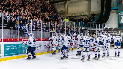 Bild: Tobias Neubert
Szenen aus dem DEL-2-Spiel der Blue Devils Weiden (weiße Trikots) bei den Eisbären Regensburg am Freitag, 4. Oktober. Die Blue Devils gewannen mit 3:2.