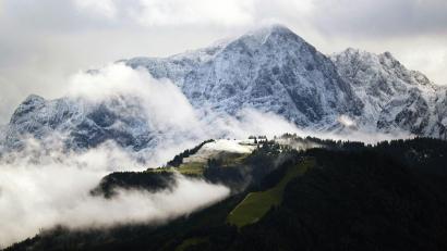Symbolbild: Barbara Gindl/APA/dpa
Der Bergsteiger war bei schlechtem Wetter allein unterwegs und verunglückte.