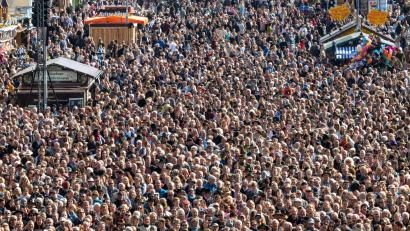 Bild: Peter Kneffel/dpa
Dicht drängen sich die Wiesn-Gäste beim Platzkonzert zwischen den Zelten und Fahrgeschäften.