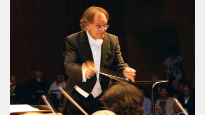 Bild: Jana Müller/exb
Dieter Müller dirigiert das Sinfonieorchester der Stadt Weiden.
