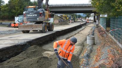 Bild: jr
Seit Mai läuft der Ausbau der Carl-Zeiss-Straße im Mitterteicher Gewerbegebiet Birkigt. Aktuelles Ziel ist es, Teilbereiche noch heuer fertigzustellen, die Restarbeiten sollen 2025 abgeschlossen werden.