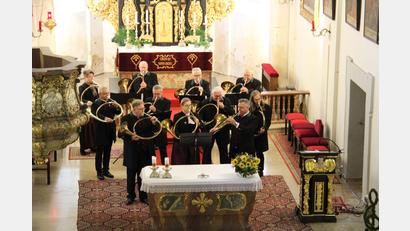 Bild: prh
Die Oberpfälzer Parforcehornbläser unter der Leitung von Hubert Bäuml (vorne rechts) überzeugten die Besucher des Hubertuskonzerts in St. Quirin auf der ganzen Linie.
