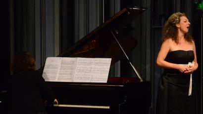 Bild: Kunz
Sophia Maeno singt Max-Reger-Lieder und lässt sich dabei von Masa Novosel am Klavier begleiten.