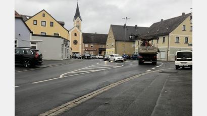 Bild: sei
Die Straße ist zu breit, es sind zu viele Flächen versiegelt, lautet eine Erkenntnis der Besprechung der Mitarbeiter vom Studio XO mit der örtlichen Lenkgruppe.