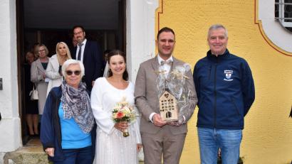 Bild: hdk
Im Namen des Königsteiner Bauerntheaters gratulieren Helga Bernt (links) und Hans-Jürgen Pirner (rechts) dem Brautpaar Laura und Peter Pesold.