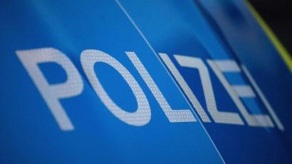Symbolbild: Marijan Murat/dpa
Ein unbekannter Mann spricht ein zehnjähriges Mädchen an, das gerade auf dem Weg zur Schule ist.