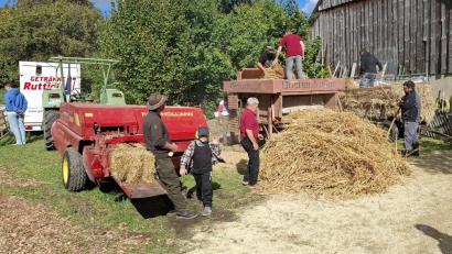 Bild: Heimat- und Trachtenverein/Josef Leipold/exb
Die Dreschmaschine aus den 1950er Jahren funktioniert noch tadellos. Sie ist immer noch ein Highlight beim Erntedankfest am Gagglhof.
