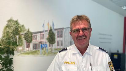 Bild: ck
Erster Polizeihauptkommissar Martin Zehent geht in wenigen Tagen nach über 44 Jahren in Ruhestand. Der 62-jährige Chef der PI Vohenstrauß ist der dienstälteste Dienststellenleiter der Oberpfalz.