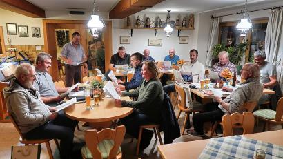 Bild: bsc
Zur Singstunde trifft sich allwöchentlich am Donnerstag der Gesang- und Orchesterverein „Frohsinn“ Friedenfels unter der Leitung von Dirigent Horst Straub (stehend, hinten) im Vereinslokal „Goldener Engel“.