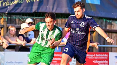 Archivbild: Schrems
Djogo de Souza (links, im Spiel gegen Quelle Fürth) kassierte in Lauterhofen eine Rote Karte. Der SV Mitterteich musste über eine Stunde in Unterzahl spielen.